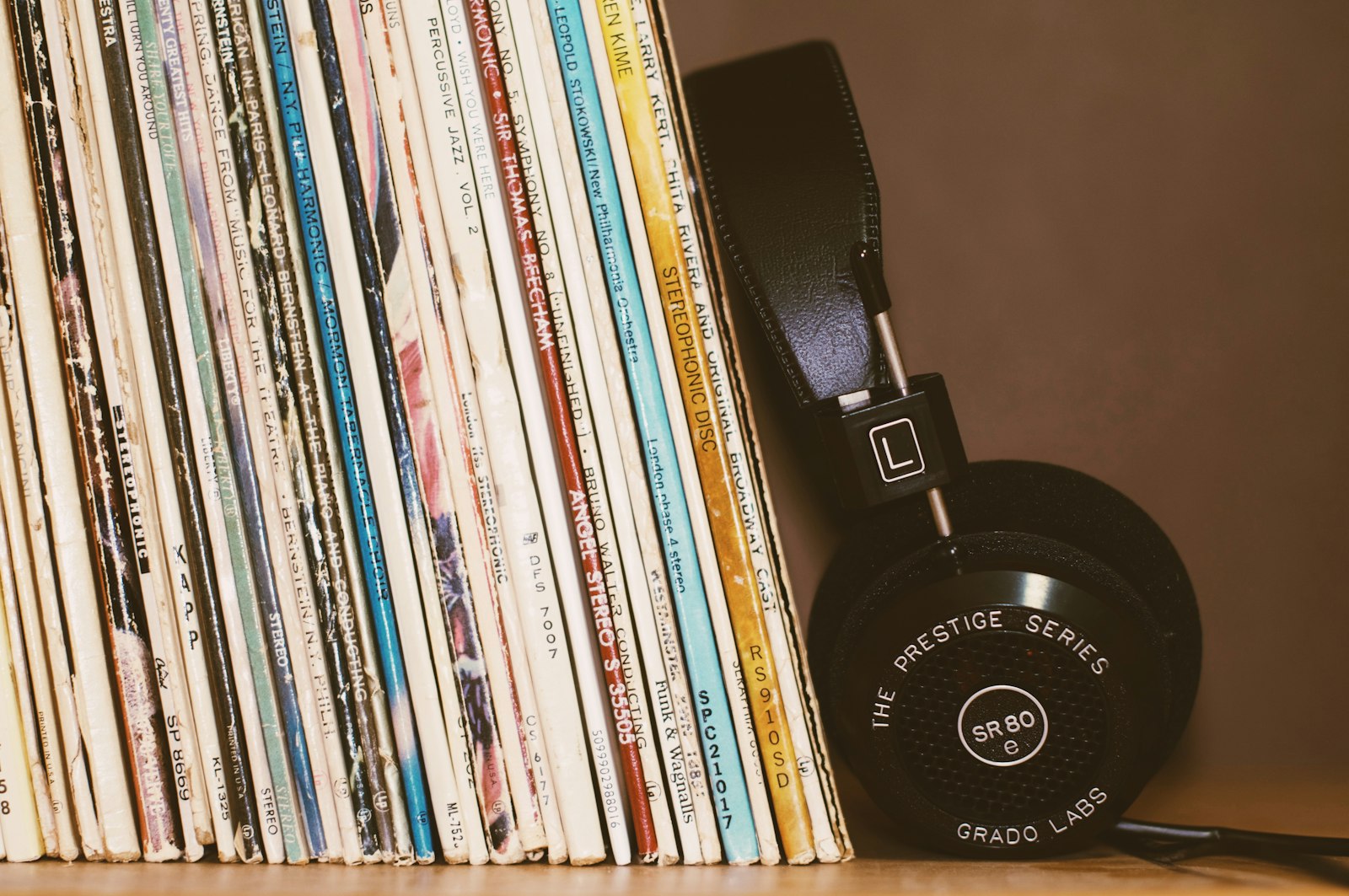 ジャズのレコードとヘッドフォン